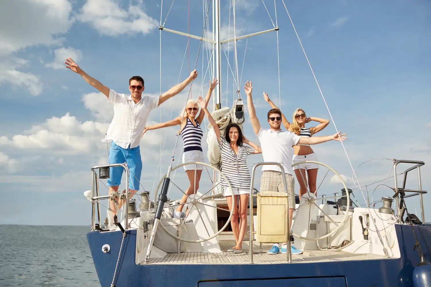 Velero navegando con seguridad gracias a un buen seguro náutico